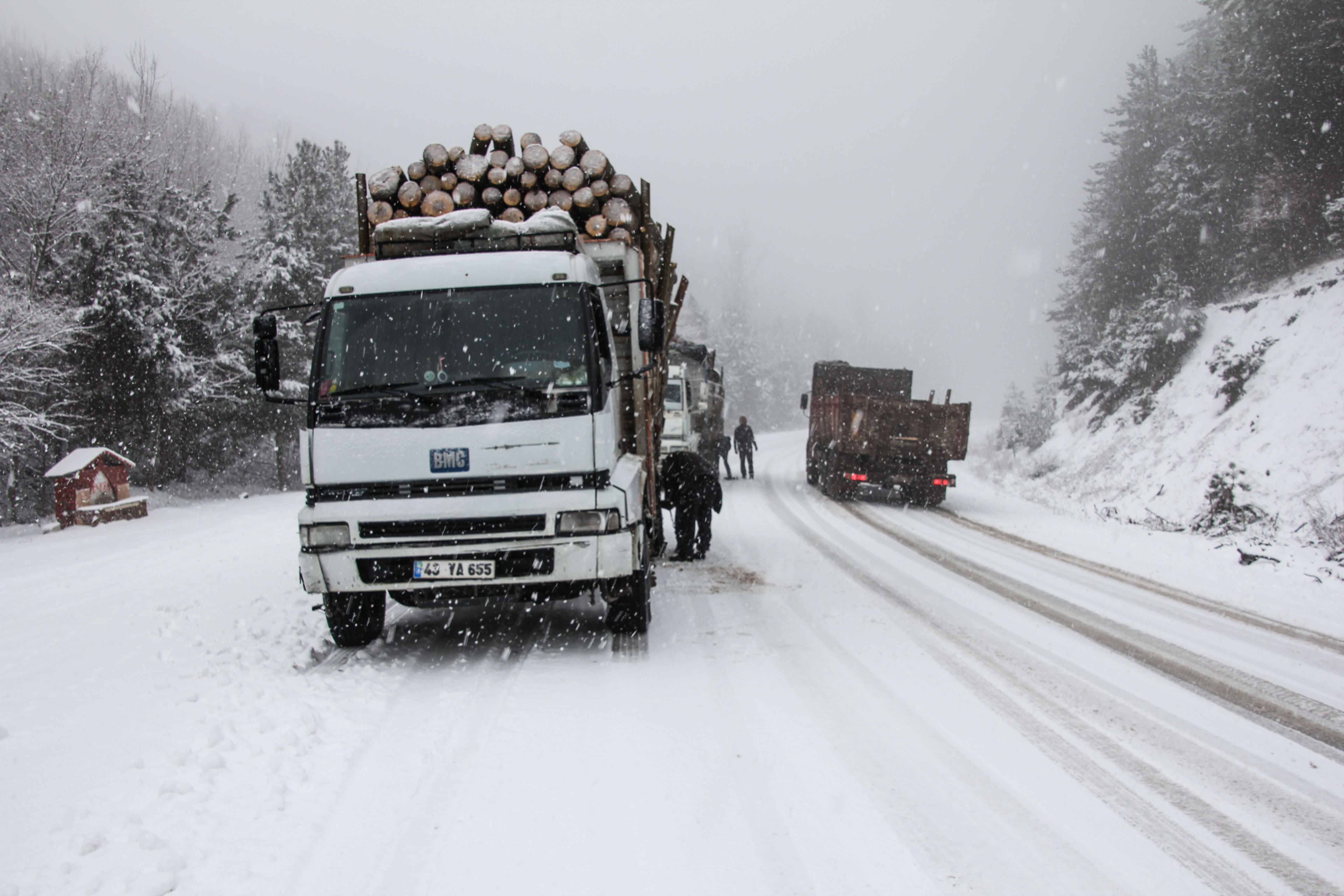 Kütahya'nın Domaniç ile Bursa'nın İnegöl ilçeleri arasındaki karayolunda kar yağışı ve buzlanma nedeniyle ulaşım güçlükle sağlanıyor.