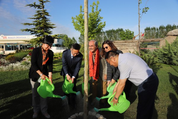 Eskişehir Büyükşehir Belediyesi ile Çin Halk Cumhuriyeti’nin Changzhou (Şangzu) Belediyeleri arasında imzalanan kardeş şehir anlaşmasının 10’uncu yılı anısına, Sazova Bilim Kültür ve Sanat Park’ında düzenlenen törenle çınar ağacı dikildi. 
