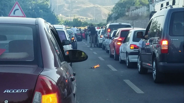 Eskişehir'de bir düğün konvoyundaki insanların yolun ortasında otomobilleri durdurarak oynamaya başlaması, 'Bu kadarına da pes' dedirtti. 