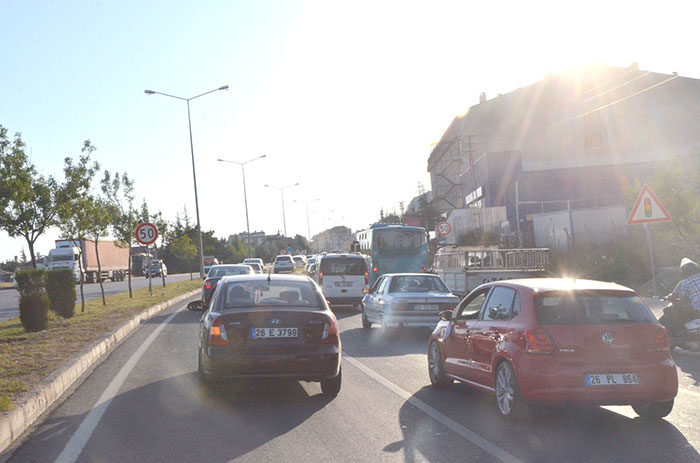 Eskişehir'de bir düğün konvoyundaki insanların yolun ortasında otomobilleri durdurarak oynamaya başlaması, 'Bu kadarına da pes' dedirtti. 