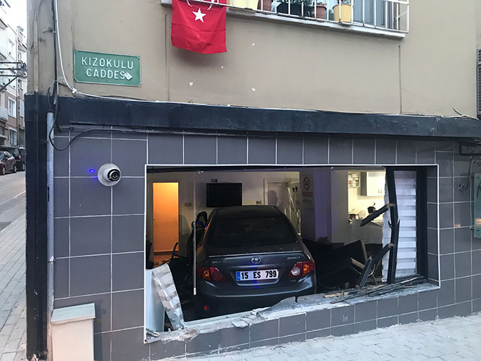 Bursa'da direksiyon hakimiyetini kaybeden araç sürücüsü, zemin katta bulunan bir kadın kuaförüne girdi. Sabahın erken saatlerinde meydana gelen olayda kuaför salonunda kimsenin olmaması faciayı önlerken, araç sürücüsü ise kayıplara karıştı.