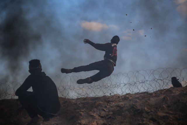 Çatışmaların devam ettiği bölgede, İsrail askerlerinin, Batı Şeria, Kudüs ve Gazze'de düzenlenen gösterilere müdahalesi sonucu Filistinlilerden 2'sinin şehit olduğu, 351'inin yaralandığı, 748'inin ise atılan gazlardan etkilenerek boğulma tehlikesi geçirdiği bildirildi.