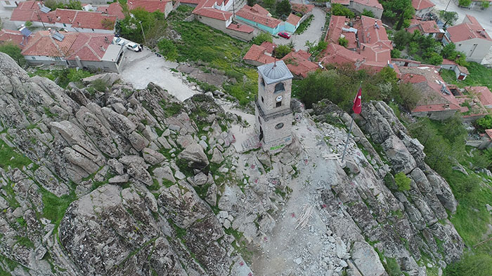 Eskişehir'in Sivrihisar ilçesinde yapılacak seyir terası ile Saat Kulesini ziyaret edevek vatandaşlar, ilçe manzarasını rahatlıkla izleyebilecek. 