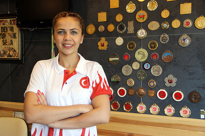 Dünya ve Avrupa şampiyonlukları bulunan Eskişehirli milli sporcu Seda Duygu Aygün, doktorunun 'En az 5 hafta yürümemen gerekiyor' demesine rağmen katıldığı Dünya Oyunlarındaki kick boks branşında gümüş madalya kazandı. 