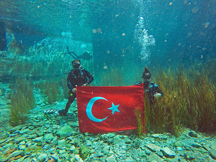 AK Parti Eskişehir Milletvekili Prof. Dr. Emine Nur Günay, Sakarya Nehri'nin doğduğu kaynakta Türk bayrağı açarak 30 Ağustos Zafer Bayramı'nı kutladı.