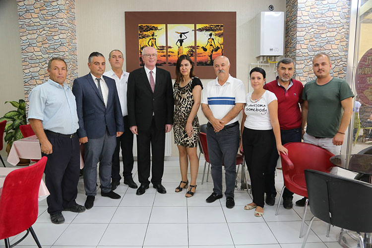 Odunpazarı Belediye Başkanı Av. Kazım Kurt, Eskişehir Mobilyacılar Kooperatifi Sanayi Sitesi’nde (EMKO) ruhsat başvurusunda bulunan 13 esnafı ziyaret ederek işyeri açma ruhsatlarını verdi.