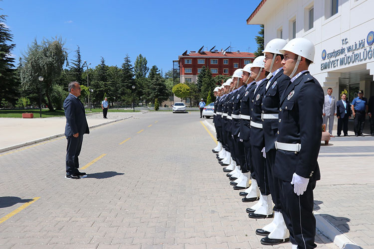 Uzunkaya'nın emniyet müdürlüğündeki ziyaretine, 15 Temmuz gazisi TEM Dairesi eski başkanlarından Turgut Aslan da eşlik etti.