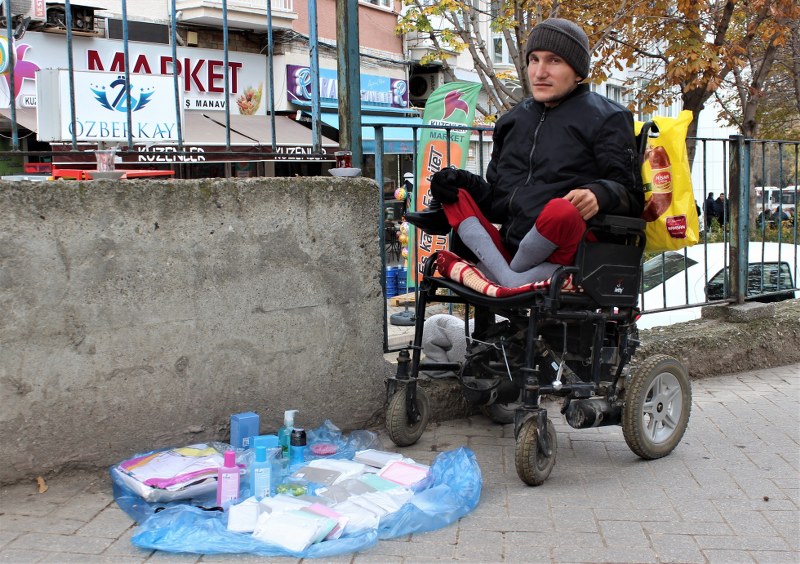 Yüzde 60 engelli olan 23 yaşındaki İmran Taşarı, 12 yaşında maruz kaldığı kas ve kemik erimesi hastalığı yüzünden ayaklarını kullanamıyor. Ailesine bakmak zorunda olan Taşarı, annesi ve 2 kız kardeşi ile birlikte adeta yaşam mücadelesi veriyor. 