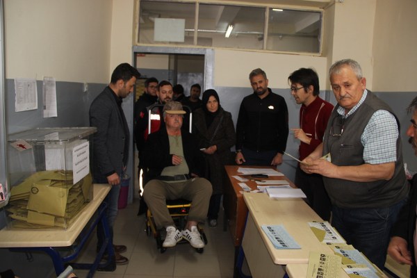 Eskişehir’de vatandaşlık görevini yerine getirmek isteyen engelli vatandaşlar, İl Sağlık Müdürlüğü Engelli Birimi tarafından evlerinden alınıp servislerle taşınarak oy kullanmaları sağlandı. 