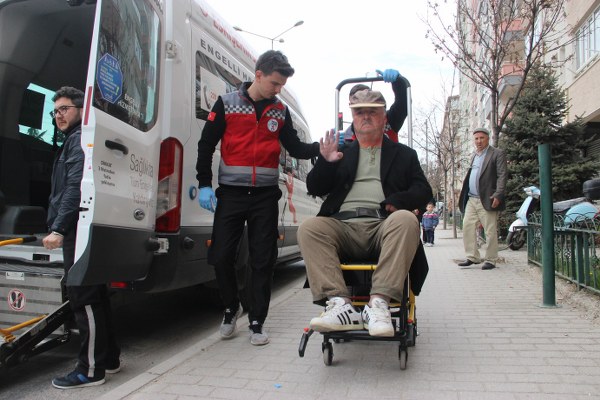 Eskişehir’de vatandaşlık görevini yerine getirmek isteyen engelli vatandaşlar, İl Sağlık Müdürlüğü Engelli Birimi tarafından evlerinden alınıp servislerle taşınarak oy kullanmaları sağlandı. 