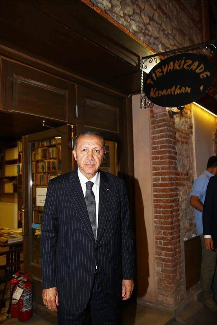 Miting için Eskişehir’e gelen Cumhurbaşkanı Recep Tayyip Erdoğan, Odunpazarı’nda faaliyet gösteren Tiryakizade Kıraathanesi’ne gençlerle sohbet edip, çay içti.