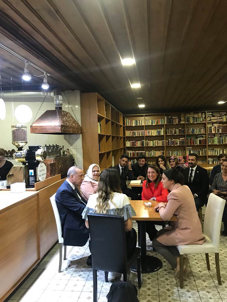 Miting için Eskişehir’e gelen Cumhurbaşkanı Recep Tayyip Erdoğan, Odunpazarı’nda faaliyet gösteren Tiryakizade Kıraathanesi’ne gençlerle sohbet edip, çay içti.