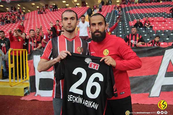 TFF 1. Lig’de Eskişehirspor’un Erzurumspor’u 3-1 yendiği maçın ardından Erkan Zengin’in davranışı alkış aldı.