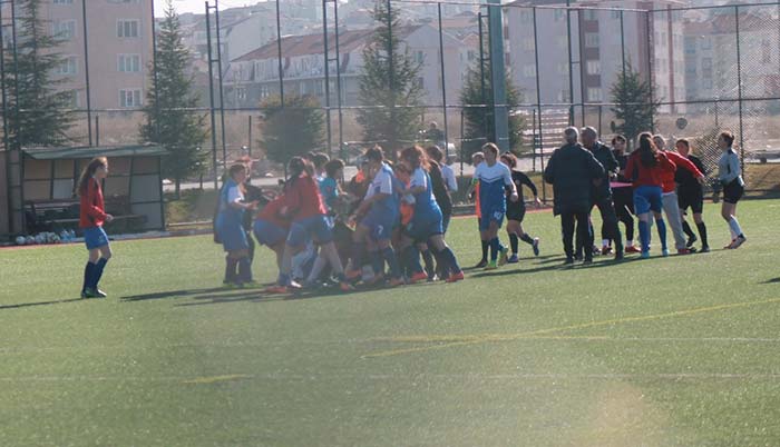 Eskişehir'de Kadınlar Futbol Ligi müsabakasının bitiş düdüğü ile birlikte erkek antrenör karşı takımın kadın oyuncusuna saldırdı. 
