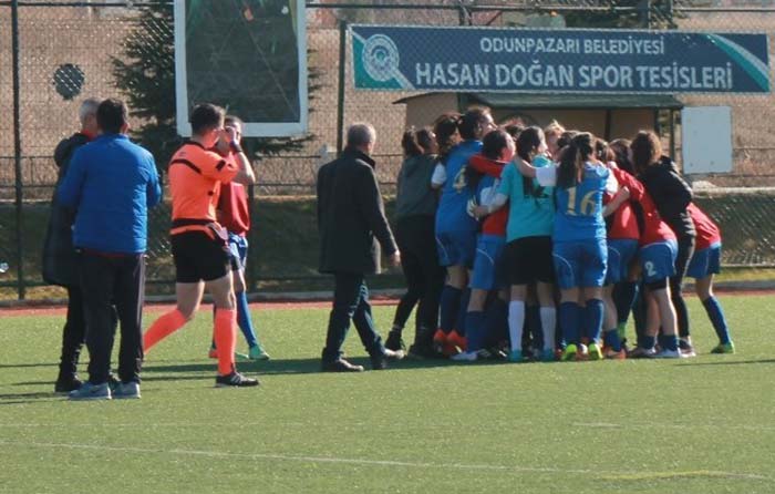 Eskişehir'de Kadınlar Futbol Ligi müsabakasının bitiş düdüğü ile birlikte erkek antrenör karşı takımın kadın oyuncusuna saldırdı. 