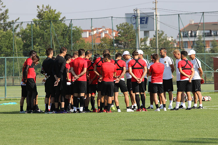 Eskişehirspor, PTT 1. Lig’de sezonun ilk maçı olan Giresunspor maçının hazırlıklarına başladı. 