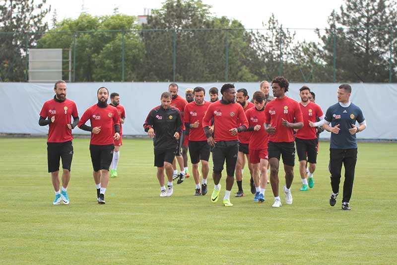 TFF 1. Lig'i 3. sırada tamamlayarak play-off'a kalan Eskişehirspor'da, yarı finalin 2. maçı için çalışmalar devam ediyor. 