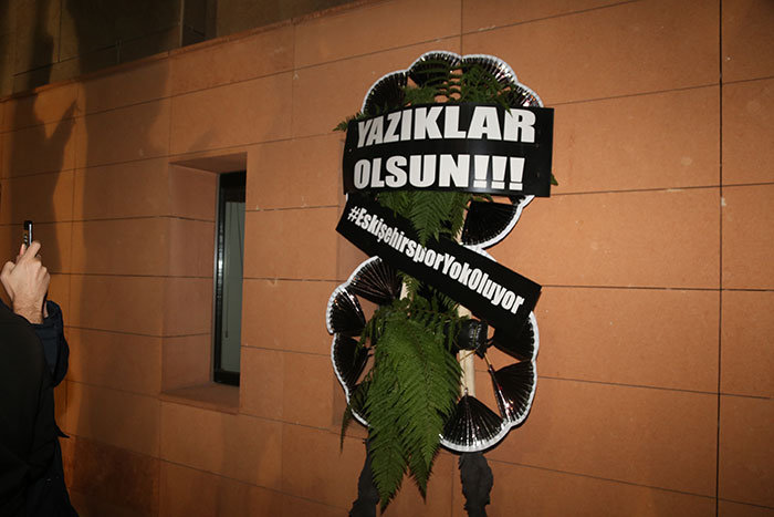 Eskişehirspor taraftarı takımın içerisine düştüğü durumu protesto ederek, Büyükşehir Belediyesi önüne siyah çelenk bıraktı. 