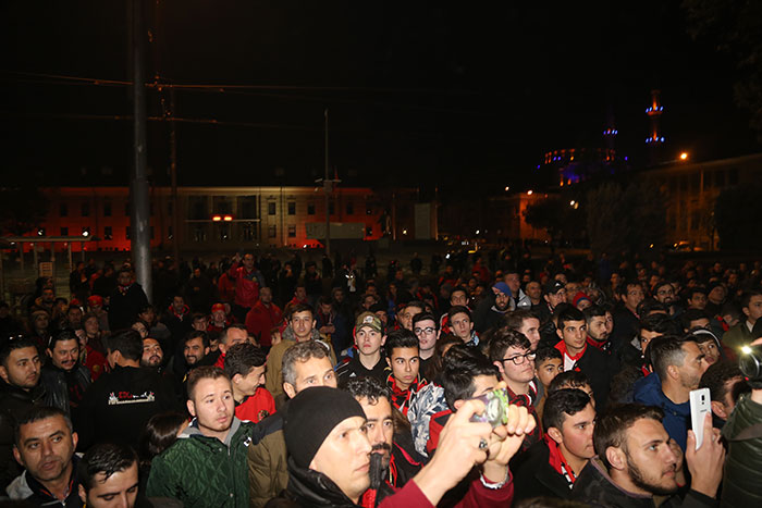 Eskişehirspor taraftarı takımın içerisine düştüğü durumu protesto ederek, Büyükşehir Belediyesi önüne siyah çelenk bıraktı. 