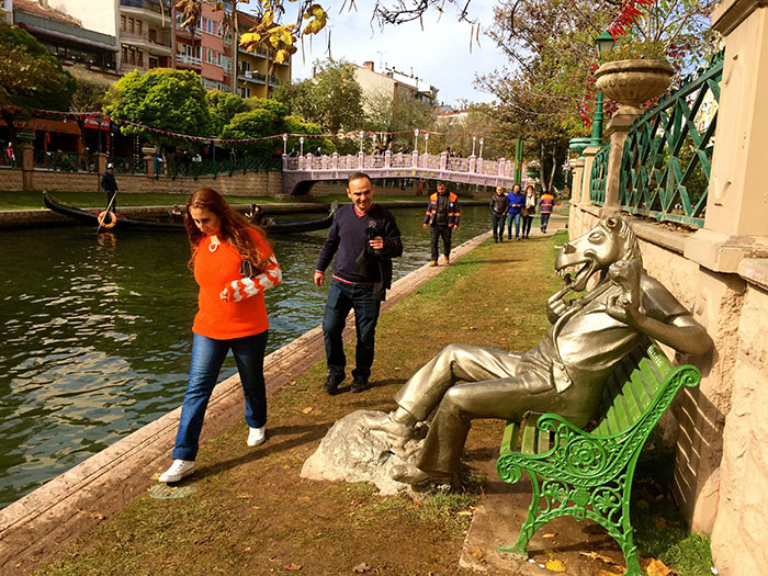 Eskişehir Büyükşehir Belediyesince kent merkezinden geçen Porsuk Çayı kıyısındaki yeşil alana yerleştirilen "çekirdek çitleyen eşek" heykelinin kulakları koparıldı.