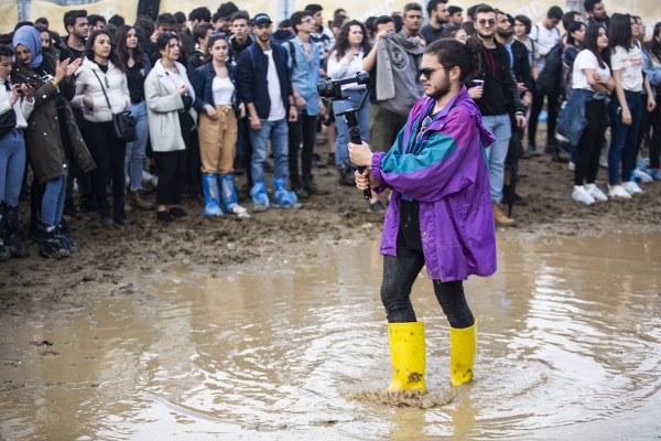 Geçtiğimiz yıl yoğun yağışın ardından ortaya çıkan renkli görüntüleriyle tüm Türkiye'nin hafızasında yer eden EskiFest'in son günü yine yerini bildik görüntülere bıraktı. Yağmura rağmen gönüllerince eğlenen gençler, alanda oluşan çamur içinde çılgınca eğlendi. Sanatçılar, yağışa rağmen müzikseverlere unutulmaz bir festival deneyimi yaşattıkları için teşekkür ettiler. 4 gün boyunca 100 bine yakın müzikseverin akın ettiği EskiFest 2019 unutulmaz anları ve görüntüleriyle yine çok konuşuldu.
