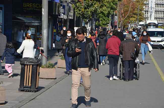 Eskişehir'in en işlek caddeleri olan Hamamyolu, İki Eylül Caddesi ve Doktorlar Caddesinde kimi vatandaşın sosyal mesafe kuralına uymadığı kimi vatandaşın da hem maske takmayıp hem sigara içtiği görüldü. 