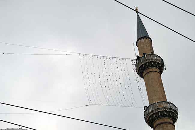 Geleneksel olarak Osmanlı döneminden bu yana Eskişehir Reşadiye Camii'nde sürdürülmekte olan mahya geleneği bu yıl da devam ediyor.