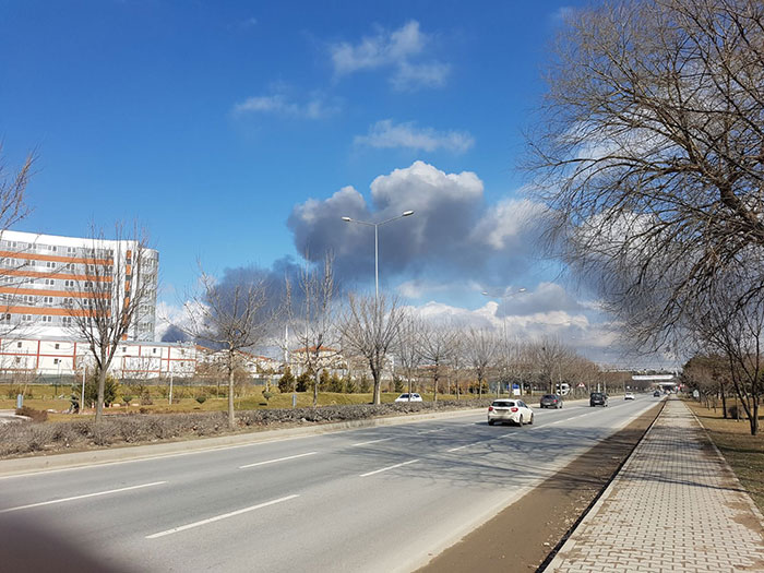 Eskişehir'deki Organize Sanayi Bölgesi'ndeki Alp Havacılık Fabrikası'nda çıkan büyük yangına müdahale devam ediyor. 
