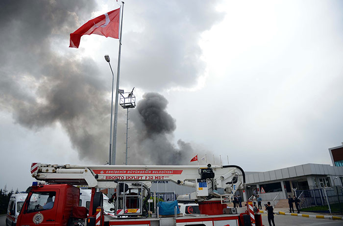 Eskişehir'deki Organize Sanayi Bölgesi'ndeki Alp Havacılık Fabrikası'nda çıkan büyük yangına müdahale devam ediyor. 