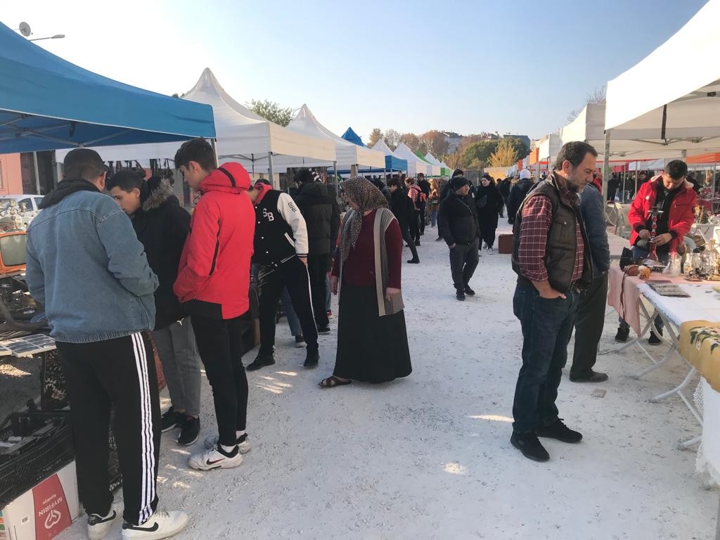 Eskişehir’de her ayın ikinci pazar günü kurulan antika pazarında, sabah saatlerinde 0 derece civarında seyreden hava sıcaklığına rağmen yoğunluk yaşandı.