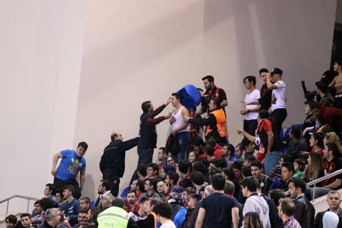 Anadolu Üniversitesi İki Eylül Spor Salonu'nda oynanan Fenerbahçe Doğuş-Eskişehir Basket mücadelesine taraftarlar yoğun ilgi gösterdi. Günler öncesinden Eskişehir Basket tribünlerinin biletleri tükenirken, Fenerbahçeli taraftarlar da maçtaki yerini aldı. 