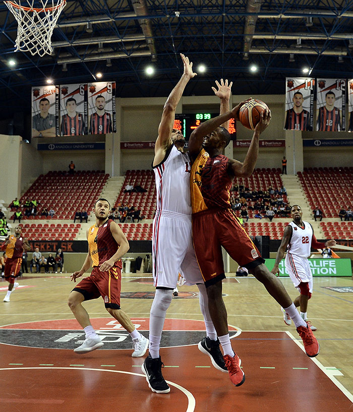 Tahincioğlu Basketbol Süper Ligi’nin ilk 4 haftasında 3 galibiyet alarak başarılı bir start veren Dev Adamlar bugün saat 15.15’te ağırladığı Galatasaray Odeabank’ı da 70 - 64 yenerek 4. galibiyetine imza attı.