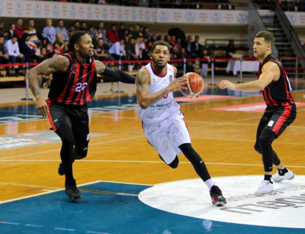 Eskişehir Basket solukları kesen maçta Gaziantep Basketbol'u iki uzatma sonucunda 118-119 mağlup etti.
