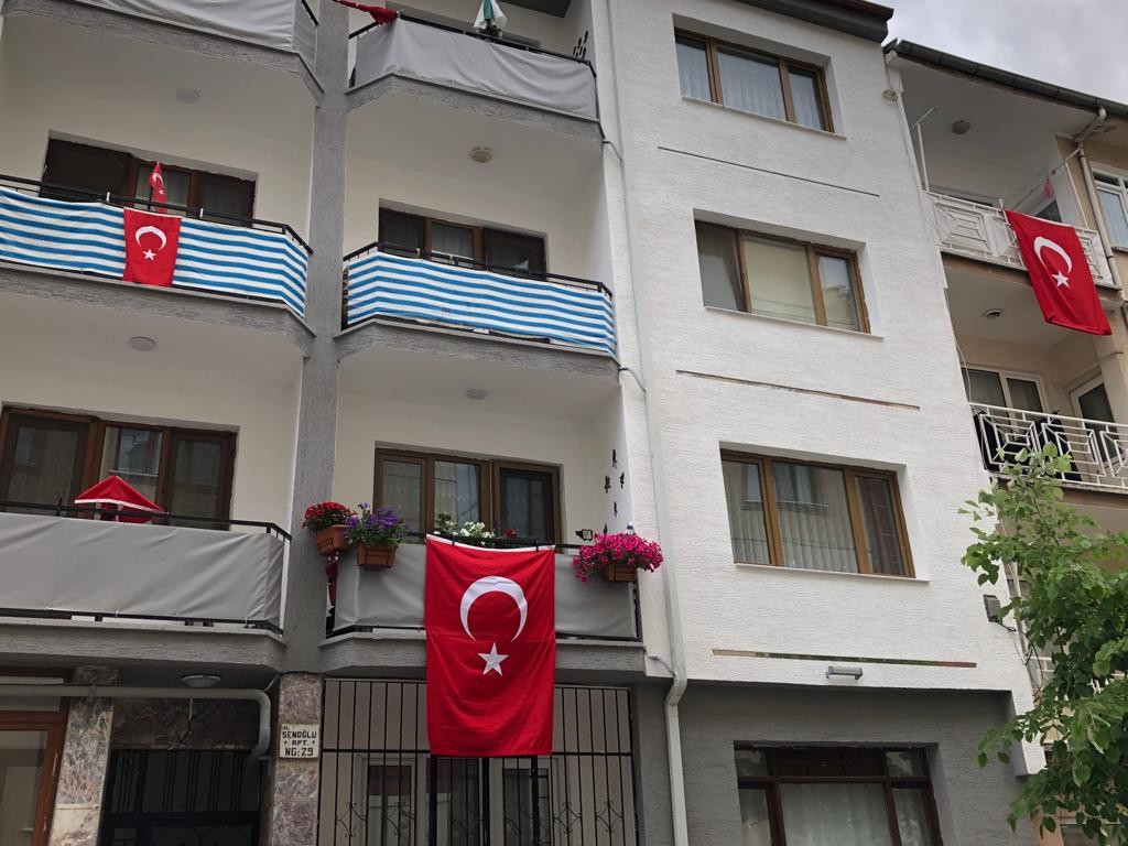 Her sene büyük coşkuyla kutlanılan 19 Mayıs’ın yıldönümünde Eskişehirliler, balkon ve pencerelerini Türk bayraklarıyla donattı.