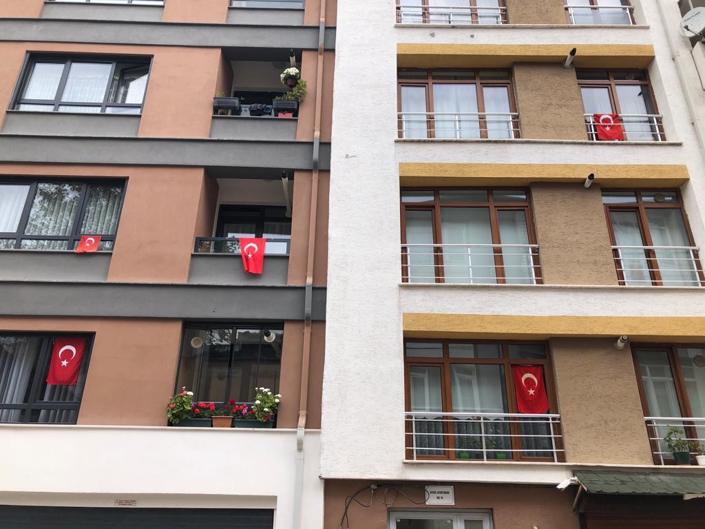 Hem Atatürk’ün Samsun’a çıkışının 103. yıldönümünü hem de bayram ruhunu yaşatmak isteyen vatandaşlar, evlerinin camlarına Türk bayraklarının yanı sıra Atatürk portresi de astı.