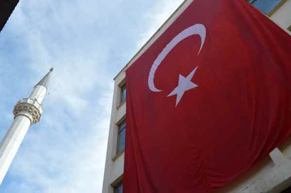 birlikte evlerine astıkları Türk bayrakları ile bayram coşkusunu doyasıya yaşadı.