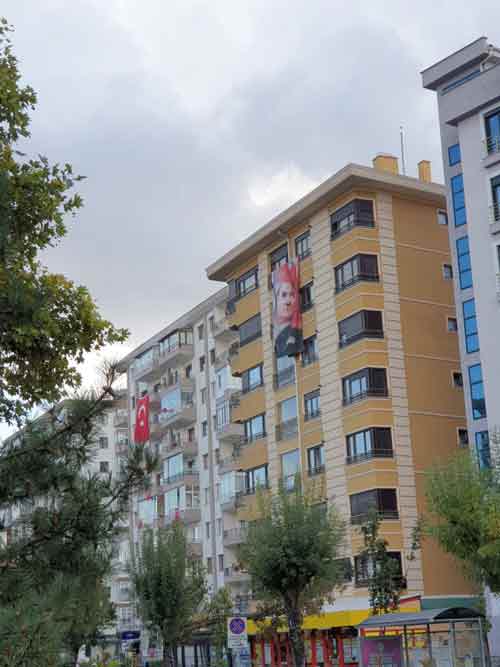Eskişehir'de 29 Ekim Cumhuriyet Bayramı dolayısı ile cadde ve sokaklar Türk bayrakları ile donatıldı. 