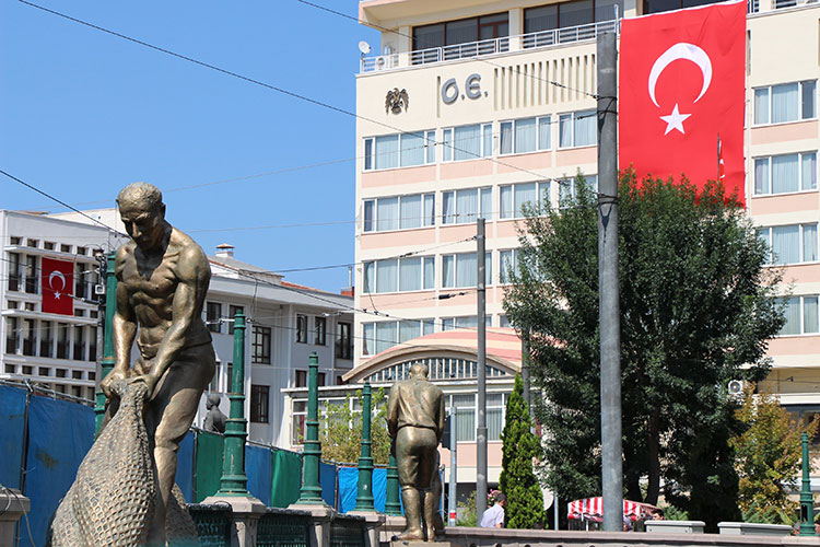 Eskişehir'de 30 Ağustos Zafer Bayramı dolayısıyla çoğu iş yeri ve ev bayraklarla donatıldı. 
