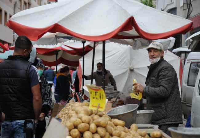4 gün sürecek olan yasak öncesi ise vatandaşlar alışverişlerini yapmak için çarşıya akın ederken Eskişehir’deki semt pazarlarında da yoğunluk yaşandı.