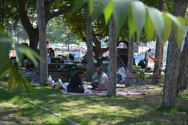 Eskişehir’de bayramın ilk gününde kurban ibadetini yerine getiren vatandaşlar, ikinci günde piknik alanlarına giderek mangal yaktı.