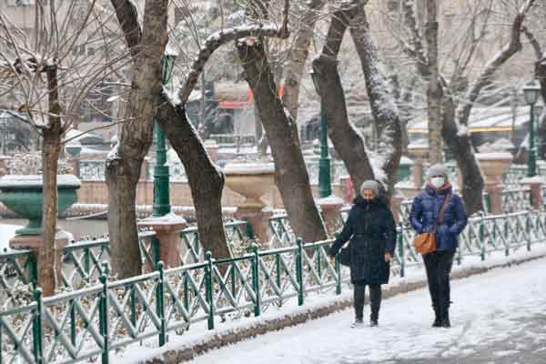 Hava sıcaklığının en düşük sıfırın altında 3, en yüksek 1 derece ölçüldüğü kentte, şehir merkezi ile kırsal mahallelerde kar etkili oldu.