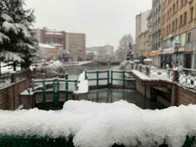 Kar yağışına yakalanan bir çok sürücü yollarda kalırken, kar yağışının güzelliği ise bir çok vatandaş tarafından fotoğraflandı.