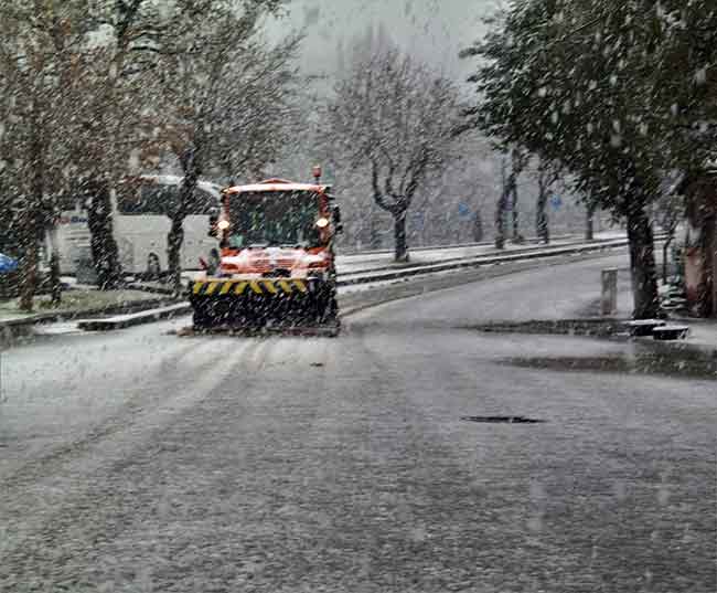 Eskişehir’de de sabah saatlerinde başlayan kar yağışı giderek etkisini arttırdı