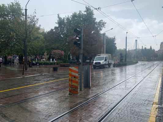 Meteoroloji 3. Bölge Müdürlüğünün Eskişehir için kuvvetli rüzgâr ve sağanak yağış uyarısının ardından öğle saatlerinde kentte sağanak yağış etkili oldu. 