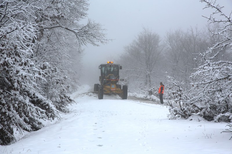 Büyükşehir Belediyesi ekipleri Eskişehir ilçelerin yüksek yerlerinde ilk yağan kar yağışına anında müdahale ederek yollarda tuzlama çalışmalarına başladı.
