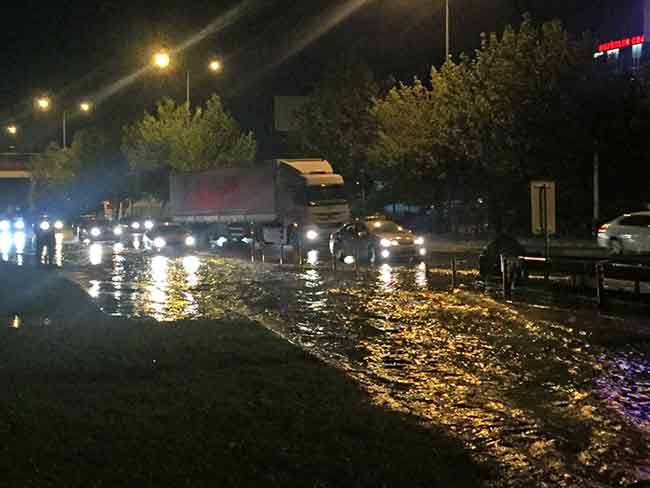 Eskişehir’de yaklaşık bir haftadır devam eden yağışlar nedeniyle vatandaşlar zor anlar yaşadı. Yağışlar nedeniyle kentte birçok maddi hasarlı ve yaralamalı trafik kazası meydana geldi
