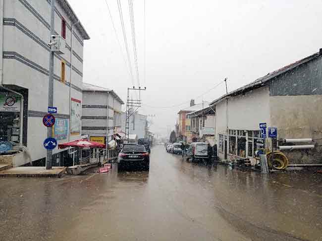 Eskişehir'de sabah saatlerinde başlayan yağmur, öğle saatlerinde yüksek kesimlerde yerini kar yağışına bıraktı.