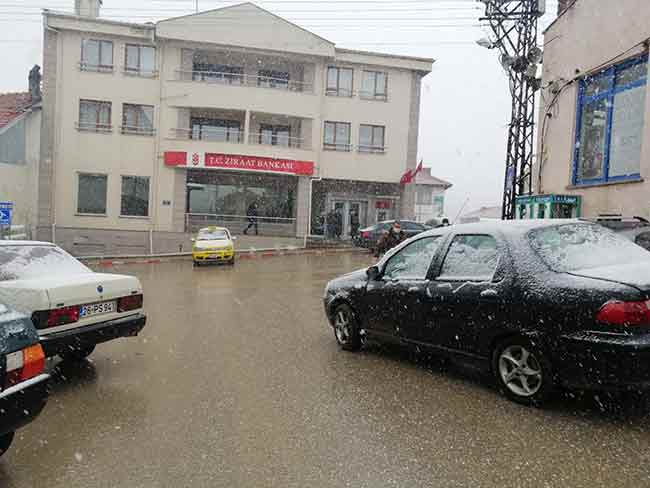 Öte yandan meteorolojiden alınan bilgiye göre, Eskişehir'de havaların önümüzdeki günlerde ısınacağı, pazartesi günü ise yağmur yağışının beklendiği öğrenildi.