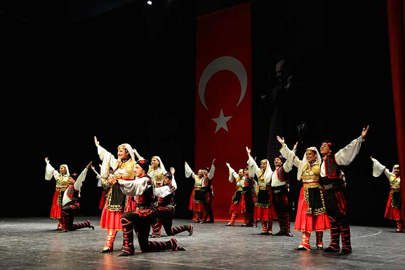 Tepebaşı Belediyesi Halk Dansları Topluluğu'nun, Ankara Yeni Mahalle Belediyesi Halk Dansları Topluluğu ve Bursa Nilüfer Belediyesi Halk Dansları Topluluğunun katkılarıyla “Dansların Kardeşliği” adlı dans gösterisi, Atatürk Kültür Sanat ve Kongre Merkezi’nde gerçekleşti.