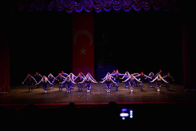 Tepebaşı Belediyesi Halk Dansları Topluluğu'nun, Ankara Yeni Mahalle Belediyesi Halk Dansları Topluluğu ve Bursa Nilüfer Belediyesi Halk Dansları Topluluğunun katkılarıyla “Dansların Kardeşliği” adlı dans gösterisi, Atatürk Kültür Sanat ve Kongre Merkezi’nde gerçekleşti.